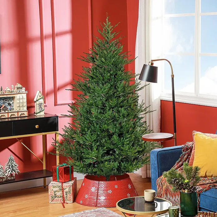 HOMCOM-Weihnachtsbaum-110L x 110B x 183H cm-Grün -  - Ein voller, grüner künstlicher Weihnachtsbaum steht in einem dekorierten Wohnzimmer, ergänzt durch einen roten Baumkragen mit Schneeflockenmuster.
