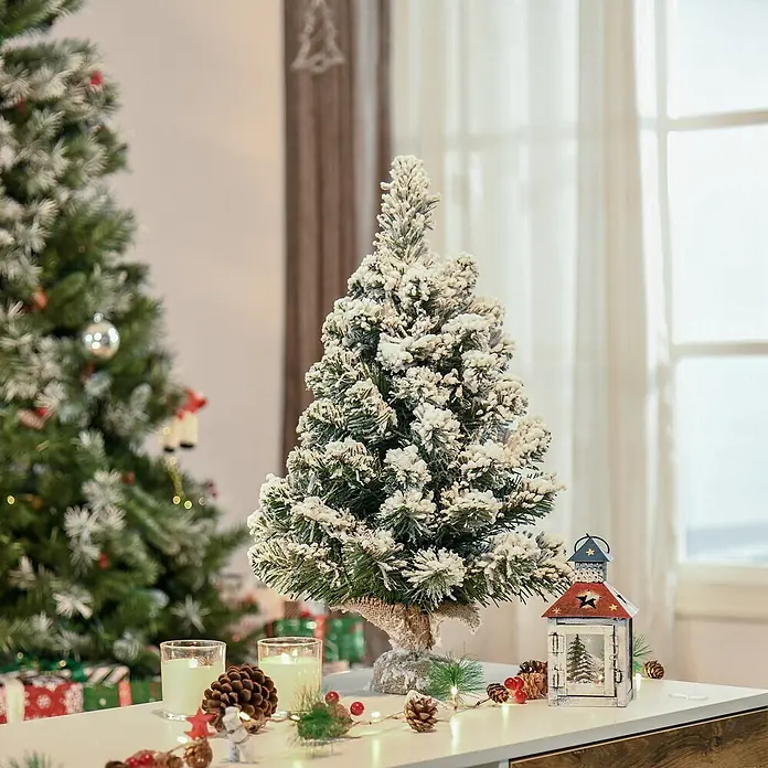 HOMCOM-Weihnachtsbaum-32L x 32B x 60H cm-Grün+Weiß -  - Ein beflockter künstlicher Weihnachtsbaum mit Jutesockel, als festliche Dekoration auf einem Tisch.