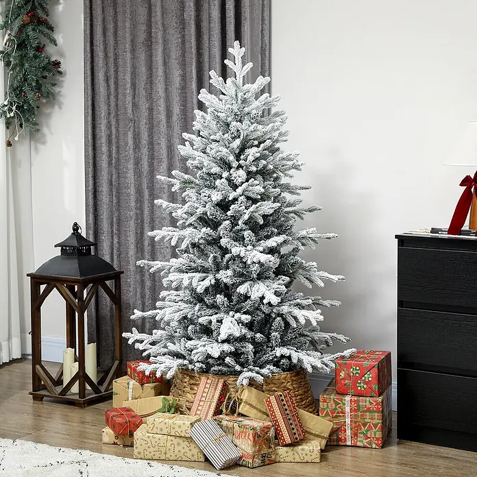 HOMCOM-Weihnachtsbaum-93L x 93B x 150H cm-Grün+Weiß -  - Ein beflockter künstlicher Weihnachtsbaum mit schneebedeckten Ästen in einem geflochtenen Korb, umgeben von verpackten Geschenken.