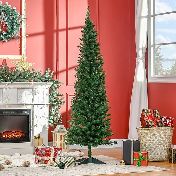 HOMCOM-Weihnachtsbaum-Ø55 x 180H cm-Grün -  - Schlanker künstlicher Weihnachtsbaum mit grünen Nadeln auf Ständer, in festlich dekoriertem Wohnzimmer.