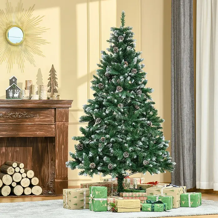 HOMCOM-Weihnachtsbaum-Ø90 x 180H cm-Grün -  - Künstlicher grüner Weihnachtsbaum mit beflockten Ästen und Tannenzapfen, in einem festlichen Wohnzimmer mit Geschenken darunter.