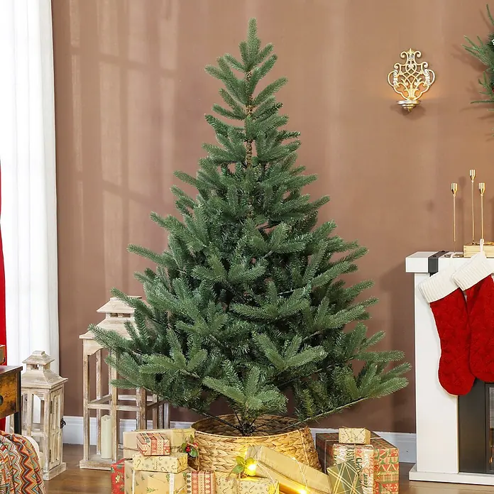 HOMCOM-Weihnachtsbaum-130L x 130B x 180H cm-Grün -  - Grüner künstlicher Weihnachtsbaum in einem Weidenkorb, umgeben von Geschenken in einem festlichen Raum.