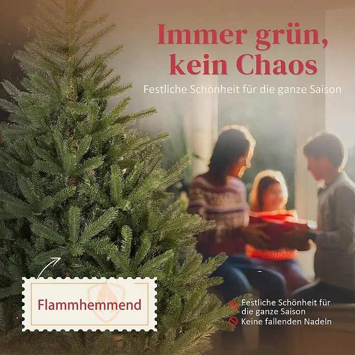HOMCOM-Weihnachtsbaum-130L x 130B x 180H cm-Grün -  - Ein realistischer künstlicher Weihnachtsbaum, grün und dicht, mit Text zu Flammschutz und Nadelfreiheit. Eine Familie im Hintergrund genießt ihn.