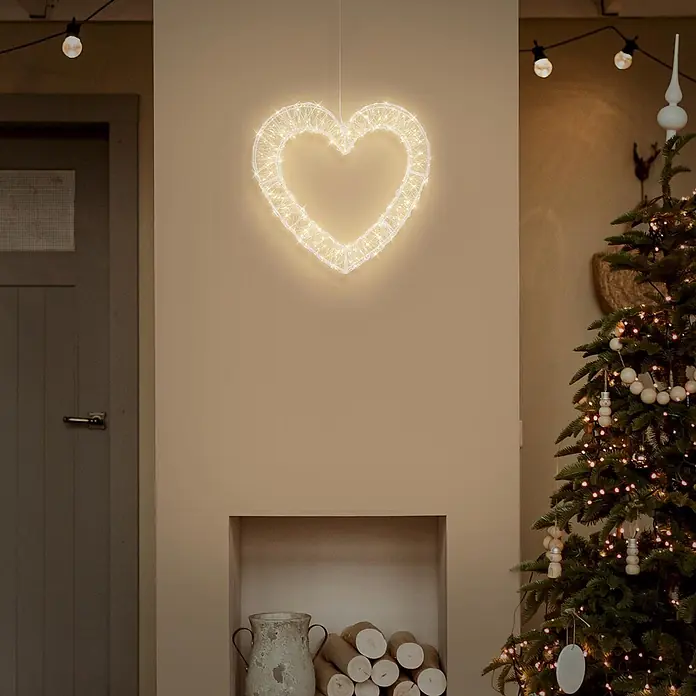 ECD Germany LED Deko Herz Weihnachten Fensterdeko mit Timer -  - Weiße leuchtende Herz-Dekoration mit warmweißen LEDs, als festliche Wohndekoration an der Wand hängend.