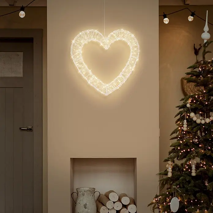 ECD Germany LED Deko Herz Fensterdeko mit Timer Weihnachtsdeko -  - Weiße Leuchtherz-Dekoration mit warmweißen LEDs, an einer Wand in einem festlichen Raum hängend.