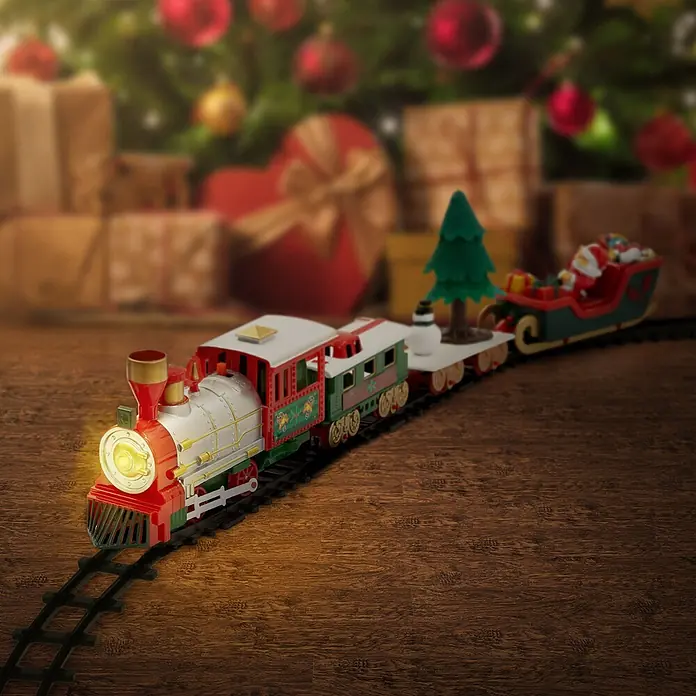 ECD Germany Weihnachtszug für den Weihnachtsbaum, Elektrisch Weihnachtsdeko -  - Ein festlicher Weihnachtsspielzeugzug mit leuchtendem Scheinwerfer zieht Waggons mit Schneemann, Baum und Weihnachtsschlitten. Er steht auf Holzboden vor verschwommenen Geschenken und einem Baum.