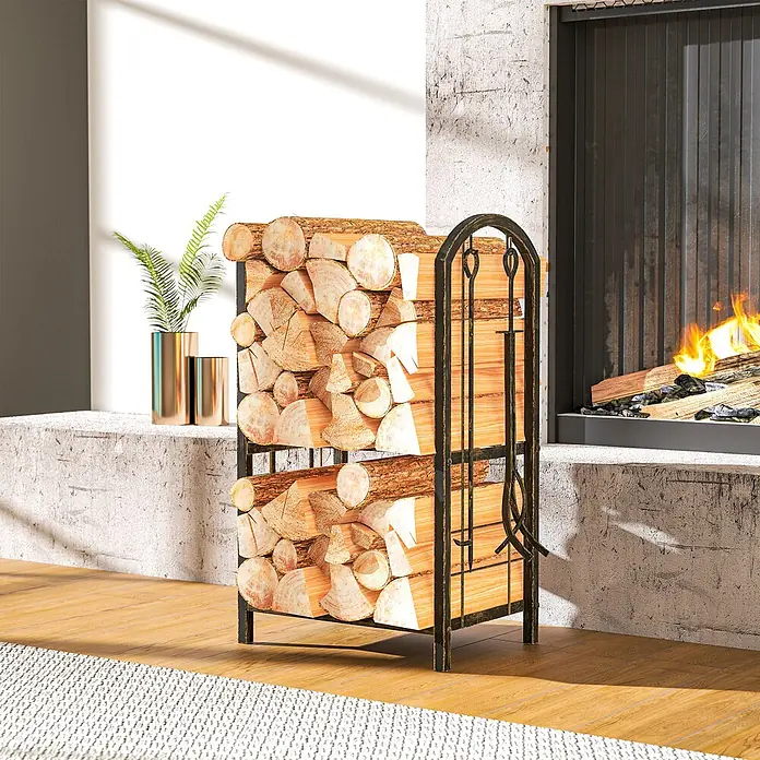 Outsunny-Kaminholzregal-43 x 30 x 74cm -  - Ein schwarzes Metall-Holzregal, gefüllt mit Holzscheiten und Kaminbesteck, steht neben einem brennenden Kamin.