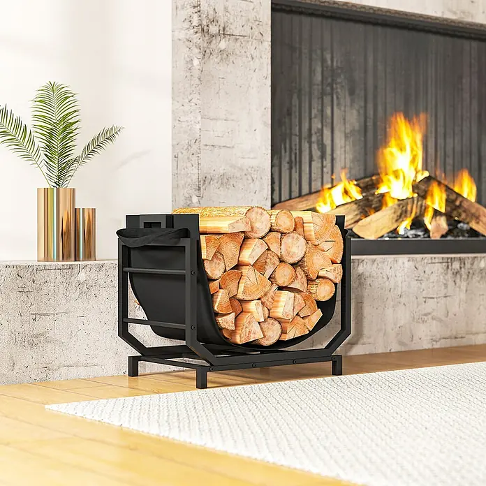 Outsunny- Kaminholzregal-53 x 33 x 43 cm -  - Schwarzer Metall-Brennholzhalter gefüllt mit Holzscheiten, neben einem brennenden Kamin platziert.