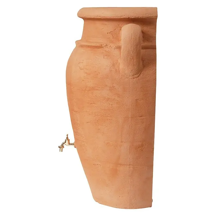 Garantia Exklusive Line Regenspeicher Amphore - 260 l, Terrakotta - Nahaufnahme einer halben Terrakotta-Amphore mit einem goldenen Wasserhahn, ideal als Gartendekoration und Wasserspeicher.
