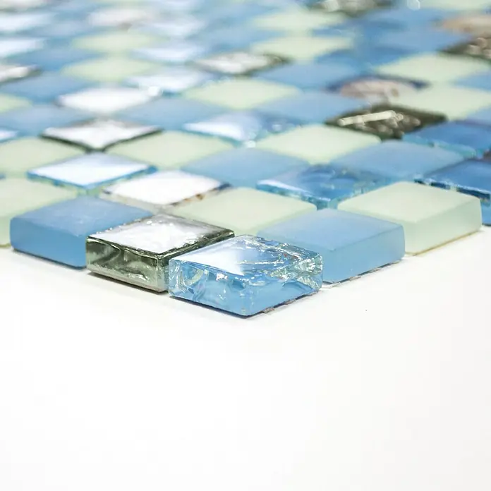 Mosaikfliese Quadrat Crystal XCM 8OP8 - 30 x 30 cm, Blau, Glänzend - Nahaufnahme von blaugrünen Glasmosaikfliesen, die ein beruhigendes und modernes Design für Badezimmer oder Küchenrückwände bieten.
