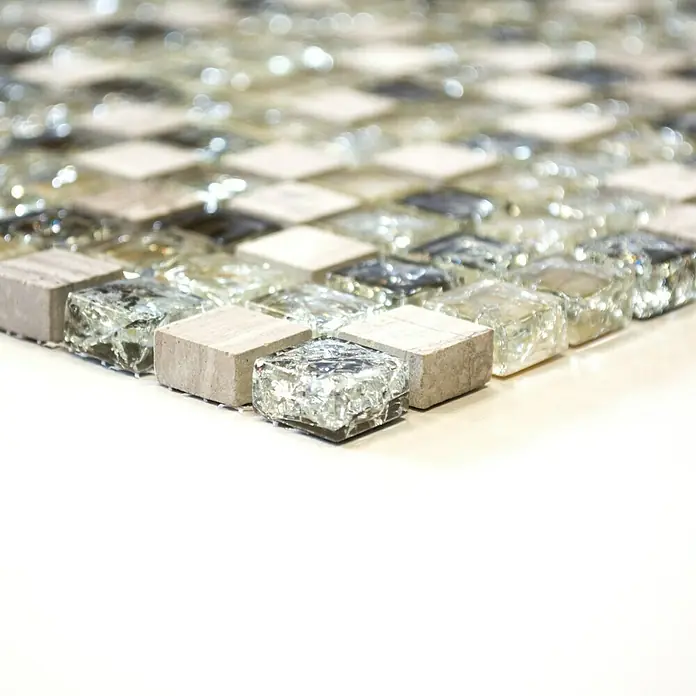 Mosaikfliese Quadrat Crystal Mix XIC 1052 - 30,5 x 30,5 cm, Grau, Glänzend - Nahaufnahme eines Mosaiks aus Glas- und Steinquadraten, das eine elegante und strukturierte Oberfläche für Innendesignprojekte bietet.