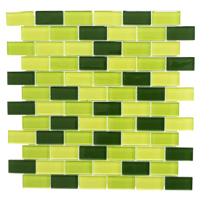 Mosaikfliese Brick Crystal Mix XCM B854 - 32,2 x 31 cm, Grün, Glänzend - Nahaufnahme eines Musters von hellgrünen und dunkelgrünen Glasmosaikfliesen in einem Mauerverband für ein stilvolles Design.