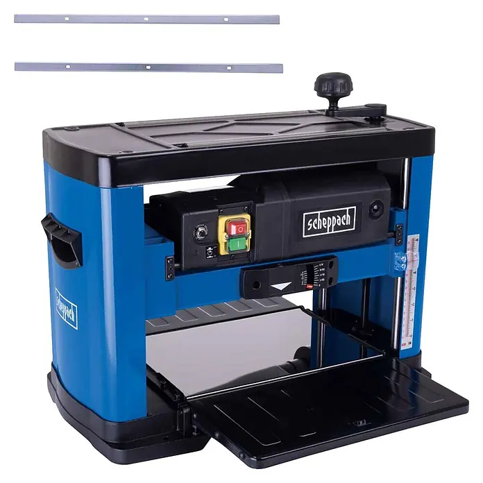 Scheppach Dickenhobelmaschine PLM1800 - 1.500 W, 8.500 U/min, Max. Spanabnahme Dickenhobel: 2,8 mm - Blaue und schwarze Scheppach Dickenhobelmaschine mit zwei silbernen Hobelmessern.