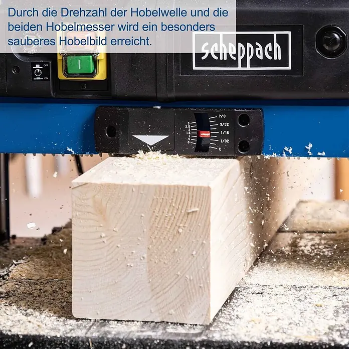 Scheppach Dickenhobelmaschine PLM1800 - 1.500 W, 8.500 U/min, Max. Spanabnahme Dickenhobel: 2,8 mm - Blauer/schwarzer Hobel glättet ein Holzbrett, Späne entstehen. Eine Tiefenanzeige ist sichtbar.