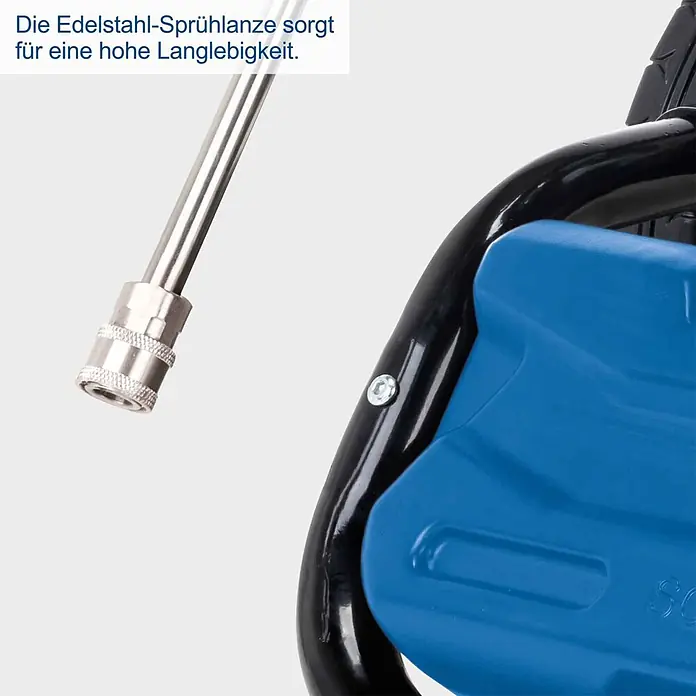 Scheppach Hochdruckreiniger HCP5000 - 4,3 kW, Max. Druck: 241 bar, Fördermenge: 590 l/h - Detailansicht einer langlebigen Edelstahl-Sprühlanze und eines Teils eines blau-schwarzen Geräts.