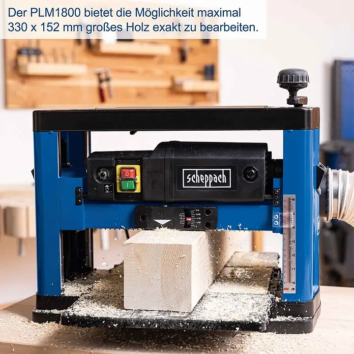 Scheppach Dickenhobelmaschine PLM1800 - 1.500 W, 8.500 U/min, Max. Spanabnahme Dickenhobel: 2,8 mm - Blauer/schwarzer Scheppach PLM1800 Hobel bearbeitet Holzbalken und erzeugt Späne. Max. Holzgröße 330x152mm.