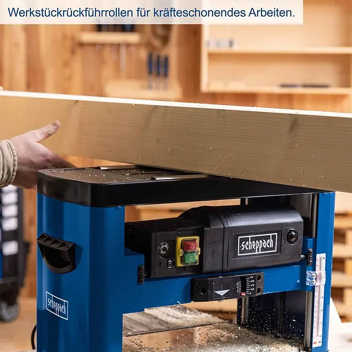 Scheppach Dickenhobelmaschine PLM1800 - 1.500 W, 8.500 U/min, Max. Spanabnahme Dickenhobel: 2,8 mm - Blaues Scheppach Hobelwerk bearbeitet ein Holzbrett. Eine Hand führt das Holz, Späne fallen ab.