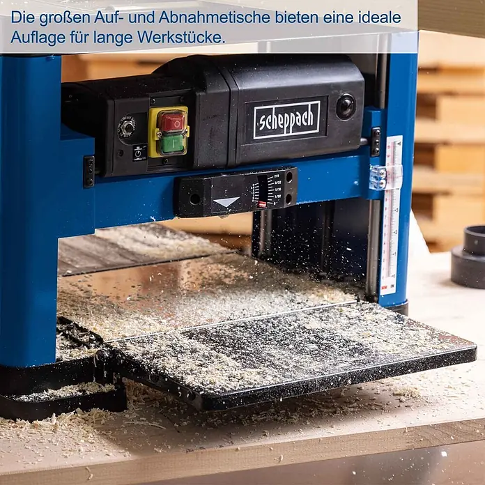 Scheppach Dickenhobelmaschine PLM1800 - 1.500 W, 8.500 U/min, Max. Spanabnahme Dickenhobel: 2,8 mm - Blaue und schwarze Scheppach Hobelmaschine in Betrieb, mit Holzspänen auf ihren Ein- und Auslauftischen und einem bearbeiteten Holzstück.