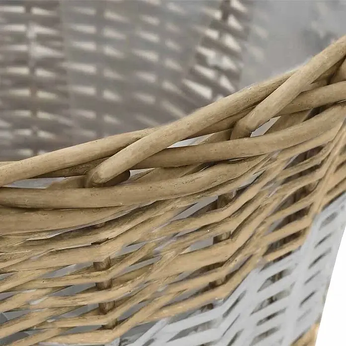 Furnicato Pflanzkübel-Set 4-teilig aus Weide, Braun und Weiß -  - Nahaufnahme eines gewebten Korbs aus naturbraunem Korbgeflecht mit hellgrauen Akzenten.