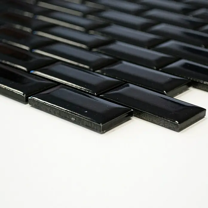 Mosaikfliese Brick Bond Diamond CBB 108 - 30 x 30 cm, Schwarz, Glänzend - Nahaufnahme von glänzenden, schwarzen Ziegelsteinen, die in einem versetzten Muster aufgereiht sind und eine elegante Oberfläche bilden.