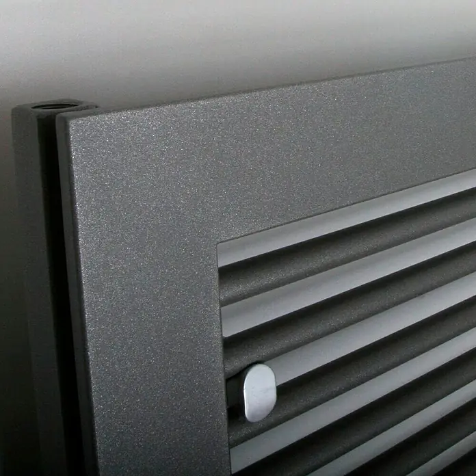 Szagato Designheizkörper Window 1 - B x H: 600 x 770 mm, Wärmeleistung bei Vorlauftemperatur von 75 °C (D: 50): 590 W, Moonstone-Grau - Nahaufnahme eines modernen, grauen Heizkörpers mit horizontalen Lamellen und einem eleganten Design.