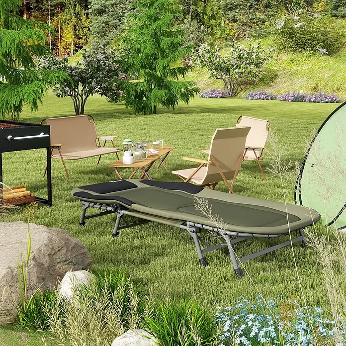 Outsunny-Campingbett-Grün-200L x 85B x 40-51H cm -  - Ein olivgrünes und schwarzes Campingbett mit Metallrahmen, auf Gras in einer Campingumgebung aufgestellt.