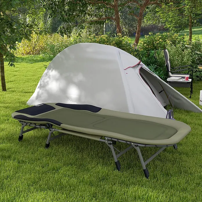 Outsunny-Campingbett-Grün-200L x 85B x 40-51H cm -  - Eine grün-schwarze Campingliege steht vor einem hellgrauen Zelt auf Gras in einer natürlichen Umgebung.