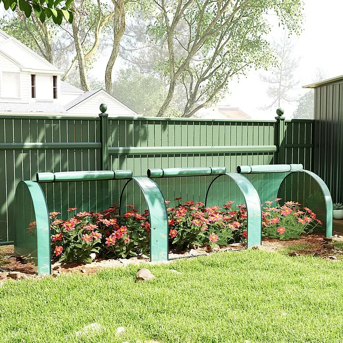 Outsunny-Gewächshaus-350L x 100B x 80H cm -  - Grüne Netz-Gartenglocken schützen blühende Pflanzen in einem Beet. Drei Tunnelglocken über roten Blumen.