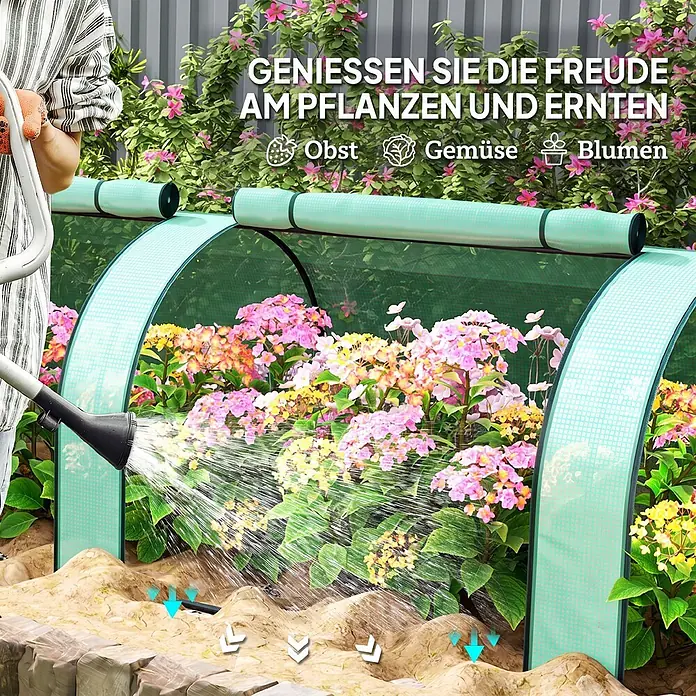 Outsunny-Gewächshaus-350L x 100B x 80H cm -  - Person gießt bunte Blumen in einem hellgrünen Mini-Gewächshaus-Tunnel.