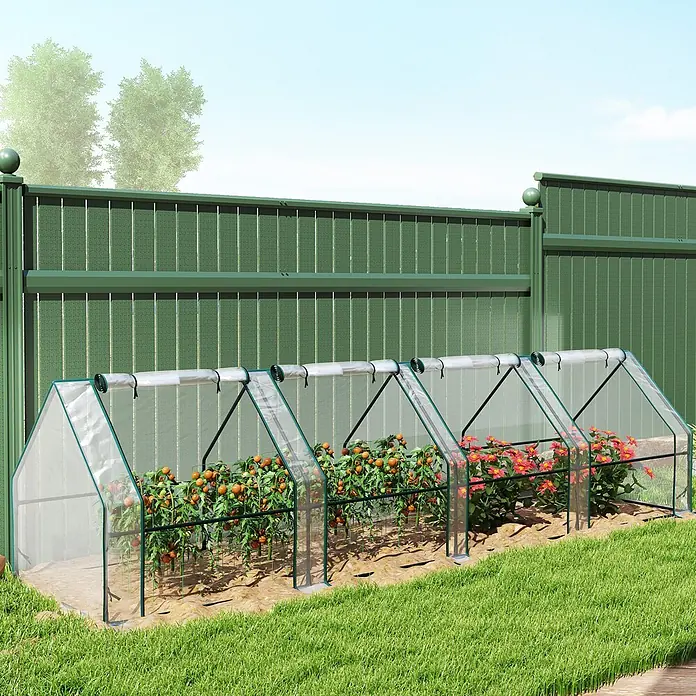 Outsunny Gewächshaus Transparent 360L x 90B x 90H cm -  - Vier Mini-Gewächshäuser mit transparenten Abdeckungen, die Tomaten und rote Blumen im Garten schützen. Oberteile zur Belüftung hochgerollt.