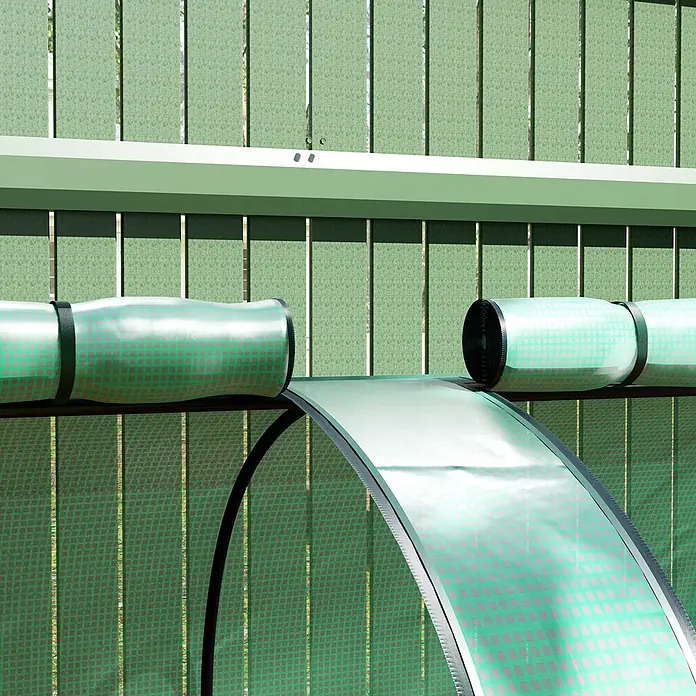 Outsunny-Gewächshaus-350L x 100B x 80H cm -  - Grüner Schattierstoff mit Gittermuster, teilweise über einen gebogenen Rahmen ausgerollt, mit weiteren Rollen daneben.