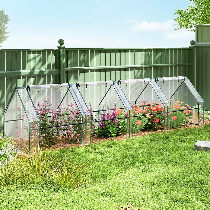 Outsunny Gewächshaus Transparent 360L x 90B x 90H cm -  - Drei miteinander verbundene Gewächshaus-Frühbeete aus klarem Kunststoff mit dunkelgrünen Rahmen, die bunte Blumen im Garten schützen.
