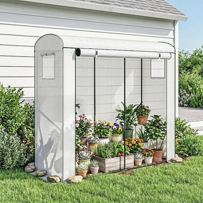 Outsunny-Gewächshaus-200L x 75B x 188H cm -  - Weißes Gewächshaus mit Gittergewebe an einem Haus, gefüllt mit Topfpflanzen und Blumen, zum Gärtnern.