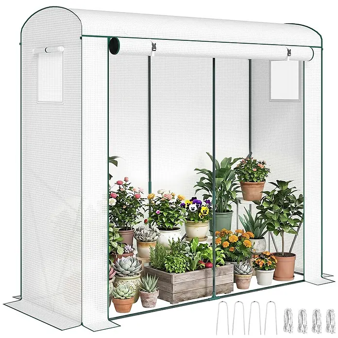 Outsunny-Gewächshaus-200L x 75B x 188H cm -  - Tragbares Gewächshaus mit weißem Gittermuster-Bezug, grünem Rahmen und Rollpaneelen, gefüllt mit Topfpflanzen.