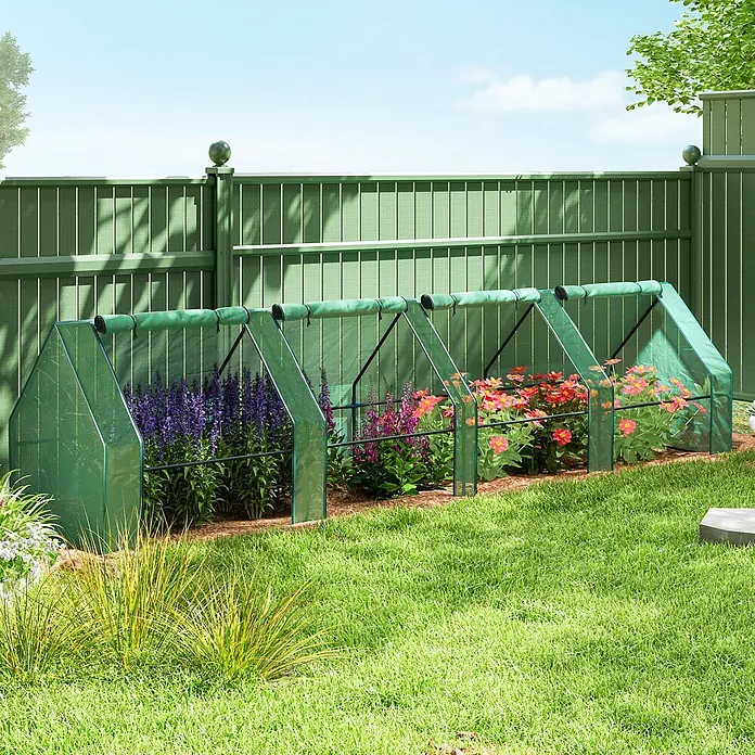 Outsunny Gewächshaus Grün 360L x 90B x 90H cm -  - Grüne Tunnel-Gewächshäuser schützen farbenfrohe Blumen in einem Beet vor einem grünen Zaun.
