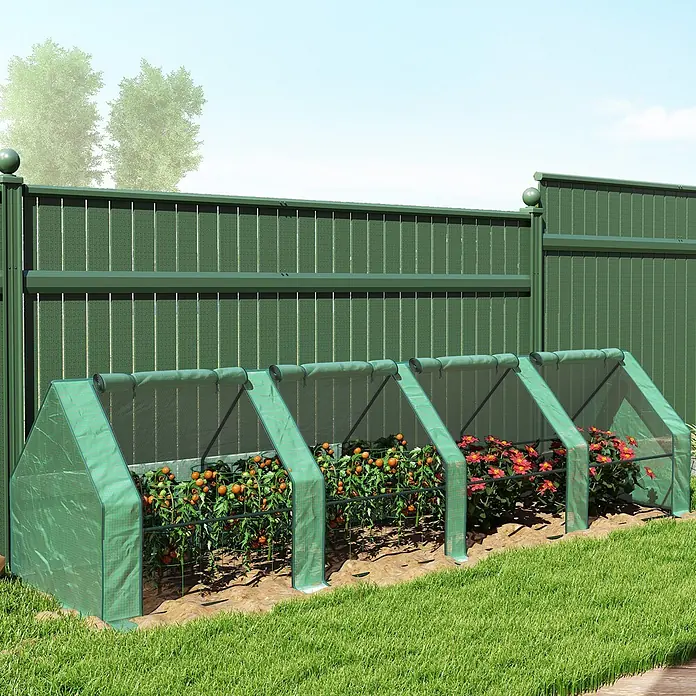 Outsunny Gewächshaus Grün 360L x 90B x 90H cm -  - Vier grüne Mini-Gewächshäuser mit aufrollbaren Oberteilen pflegen Pflanzen in einem Gartenbeet.