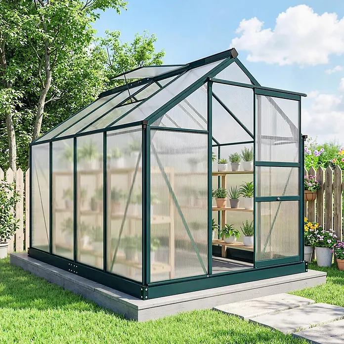 Outsunny Gewächshaus Grün 190L x 252B x 201H cm -  - Großes dunkelgrünes Gewächshaus mit durchsichtigen Paneelen und offenem Dachfenster, in sonnigem Garten mit Topfpflanzen.