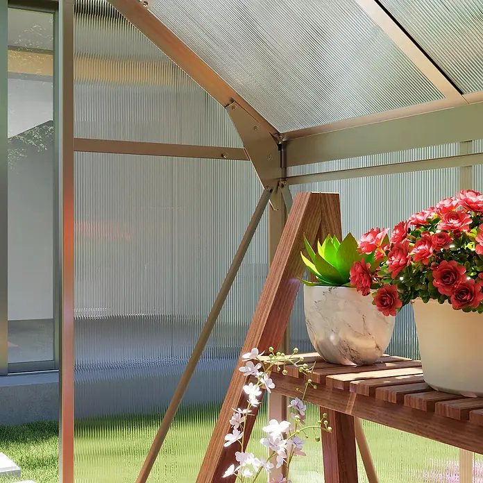 Outsunny Gewächshaus Silber 190L x 132B x 201H cm -  - Gewächshaus-Innenraum mit Metallrahmen, durchscheinenden Wellplatten und Holzregal mit Topfpflanzen.