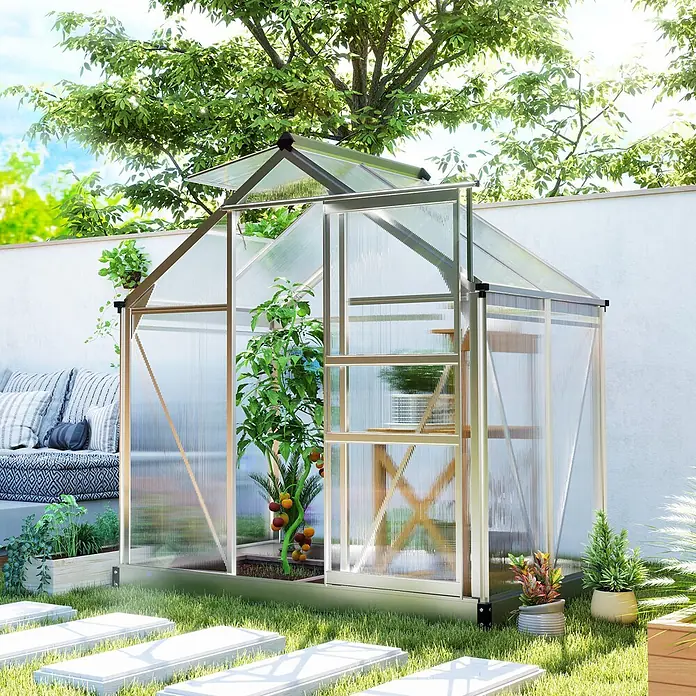 Outsunny Gewächshaus Silber 190L x 132B x 201H cm -  - Kompaktes Gewächshaus mit transparenten Platten und silbernem Metallrahmen, offene Tür, Pflanzen wachsen darin, in einem sonnigen Garten.