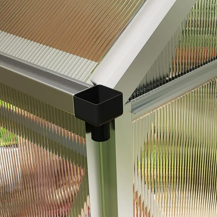 Outsunny Gewächshaus Silber 190L x 132B x 201H cm -  - Ecke einer Struktur mit lichtdurchlässigen Wellplatten, einem silbernen Rahmen und einem schwarzen quadratischen Regenfallrohrverbinder.