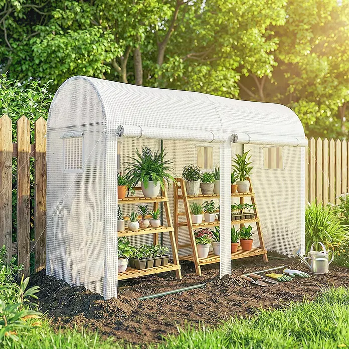 Outsunny-Foliengewächshäus-300L x 100B x 200H cm -  - Weißes, netzbedecktes Mini-Gewächshaus im Garten mit Pflanzen auf Holzregalen. Es hat aufrollbare Front und Seitenfenster.