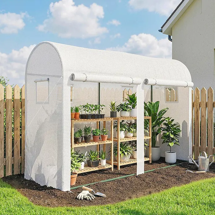 Outsunny-Foliengewächshäus-300L x 100B x 200H cm -  - Weißes Netz-Gewächshaus mit abgerundeter Oberseite, gefüllt mit Topfpflanzen, in einem Garten mit Gartengeräten.