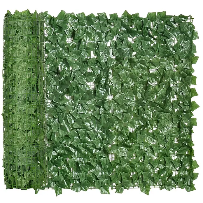 Furnicato Kunsthecke dunkelgrün 300 x 100 cm -  - Grüne künstliche Efeuhecke mit Plastikblättern auf einem Gitter, teilweise gerollt und teilweise entrollt.