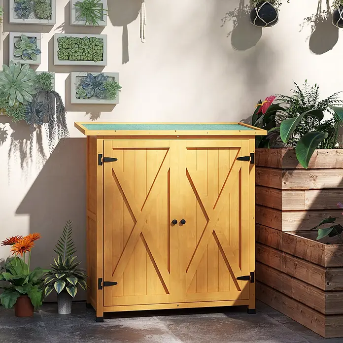 Outsunny-Gartenschrank-110L x 55B x117H cm -  - Ein heller Holz-Gartenschrank mit grünem Dach, zwei Türen mit X-Akzenten und schwarzen Beschlägen, auf einer Terrasse zwischen Pflanzen.