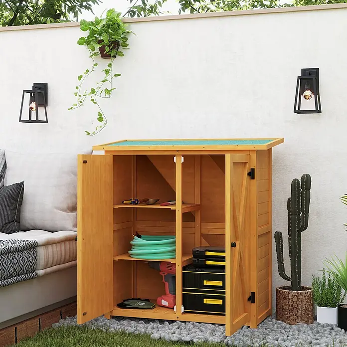 Outsunny-Gartenschrank-110L x 55B x117H cm -  - Hölzerner Gartenschrank mit grünem Dach, offene Türen zeigen Gartengeräte und Schlauch, im Garten platziert.
