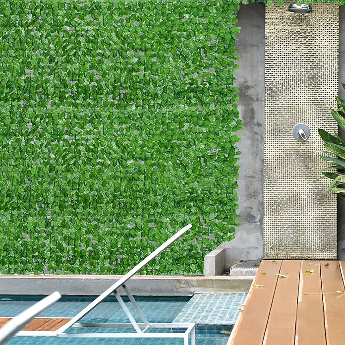 Furnicato Kunsthecke Ahorn-Optik hellgrün 300 x 100 cm -  - Künstlicher grüner Blatt-Sichtschutz, im Freien an einer gefliesten Dusche und einem Pool installiert.