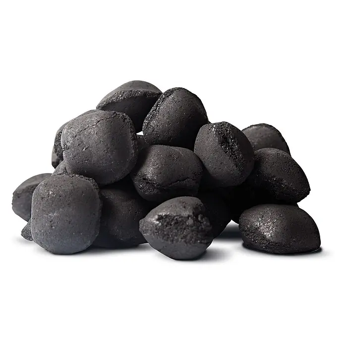 Grillholzkohlebriketts 10kg x 20 Sack 200kg Palette -  - Haufen dunkelgrauer und schwarzer Holzkohlebriketts mit rauer Textur, bereit zum Grillen.