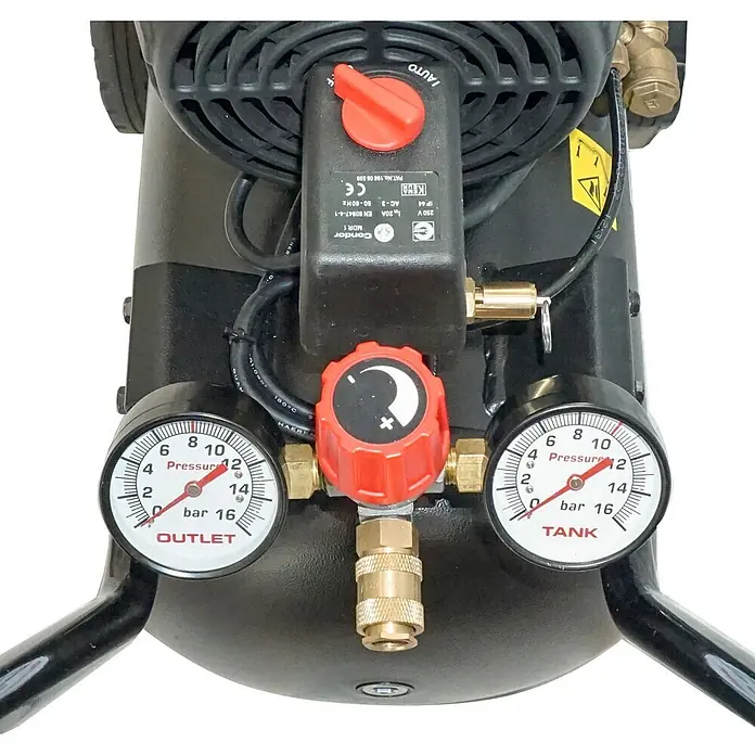 AEROTEC 270-24 TECH Kompressor, 175 l/min, 10 bar, 24 l -  - Nahaufnahme des schwarzen Bedienfelds eines Kompressors mit zwei Manometern, einem roten Druckregler und einem roten Ein-/Ausschalter.