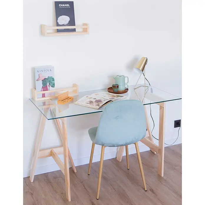 Astigarraga Encimera de cristal con caballetes - Vidrio templado, Pino, 120 x 60 cm - Escritorio con tapa de cristal y patas de caballete de madera clara, con silla azul claro, como espacio de trabajo.