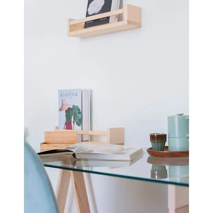 Astigarraga Encimera de cristal con caballetes - Vidrio templado, Pino, 120 x 60 cm - Espacio de escritorio minimalista con estante flotante de madera clara, soporte para libros a juego y tazas de cerámica en bandeja.